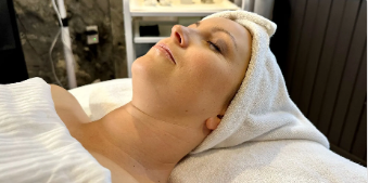 You are currently viewing Facing Acne Head-On: The Blue Light Therapy Solution for Clearer Skin
