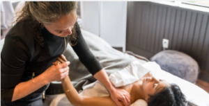Read more about the article The Therapeutic Benefits of a Shoulder Massage: An In-depth Look