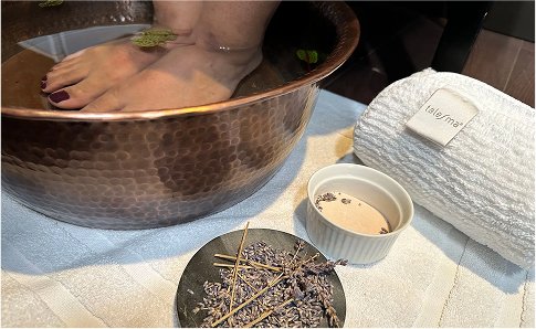 You are currently viewing Mindful Self-Care: How Foot Soak & Foot Massage Promote Emotional Well-being